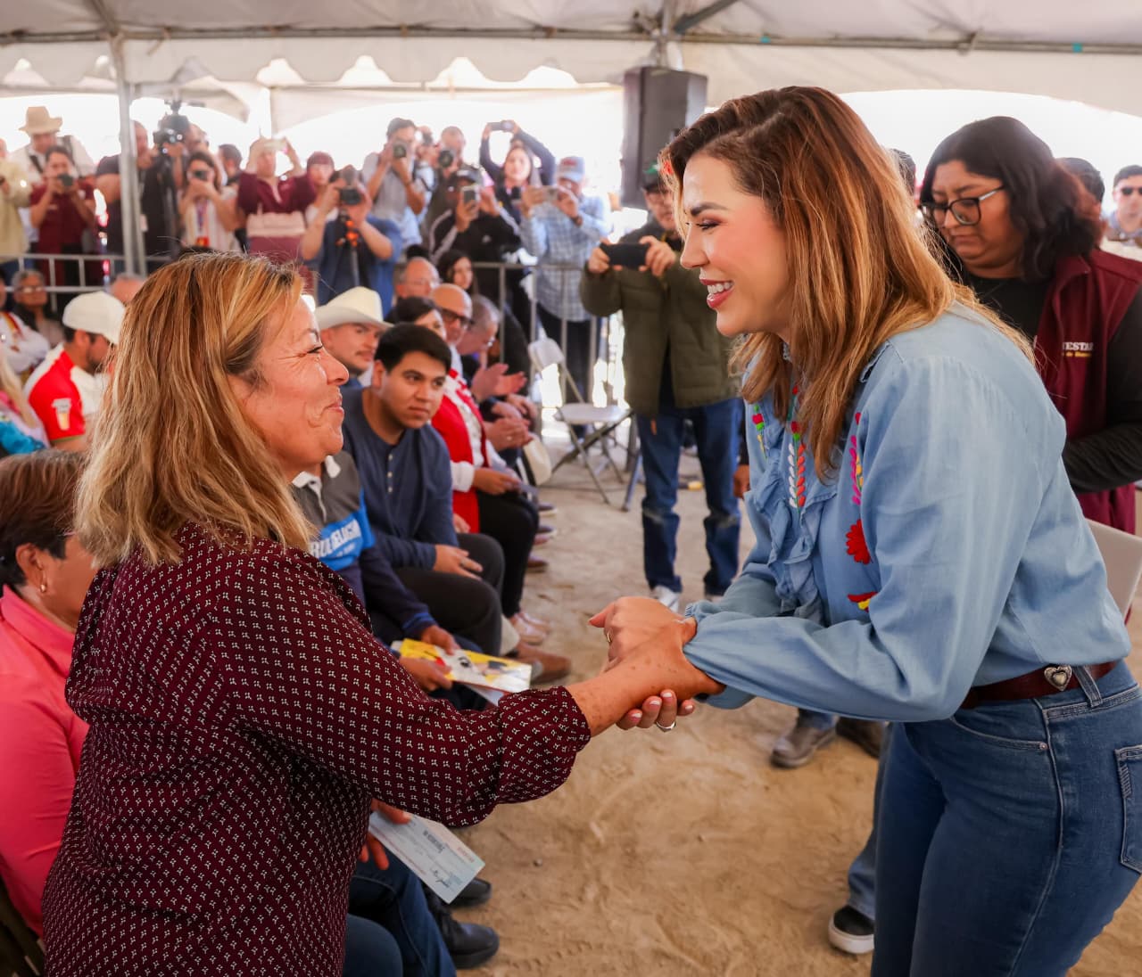 Desde el inicio de la administración, la mandataria ha centrado su política pública en el bienestar de las bajacalifornianas. Para ello, ha creado diversas iniciativas en los ámbitos sociales, jurídicos y educativos, entre otros. Avila Olmeda indicó que desde el inicio de su gobierno destinó un presupuesto base cero con perspectiva de género para atender a las mujeres. Las acciones a favor de las mujeres En primer lugar, destacó la creación de la Secretaría de las Mujeres, cuya operación inició el pasado mes de octubre, con el fin de consolidar un Estado más justo, seguro e incluyente y atender de manera integral a la población femenina. El Estado también cuenta ya con tres Centros de Justicia para las Mujeres (Cejum), que tienen como objetivo apoyar en conjunto con otras instancias en la prevención, erradicación y sanción de la Violencia de Género contra las mujeres, niñas y adolescentes. Dentro de estos centros, ubicados en Mexicali, Tijuana y San Quintín, un total de 25 abogadas atienden a las víctimas de violencia en Baja California.