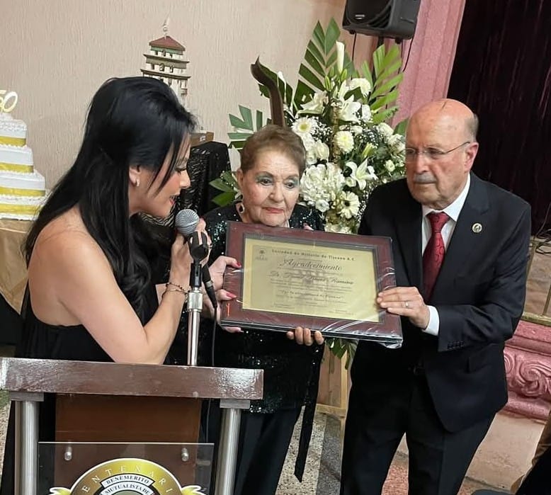 El doctor David Piñera recibió reconocimiento como fundador de la SHT, de manos de su presidenta Lic. Camerina Ruvalcaba.