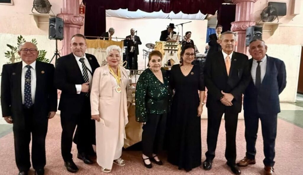  La mesa directiva integrada por José Cabuto, José Guerrero, Elsa Arnaiz, Camerina Ruvalcaba, Delia Avila, Óscar Sarabia y Esteban Quiroz.