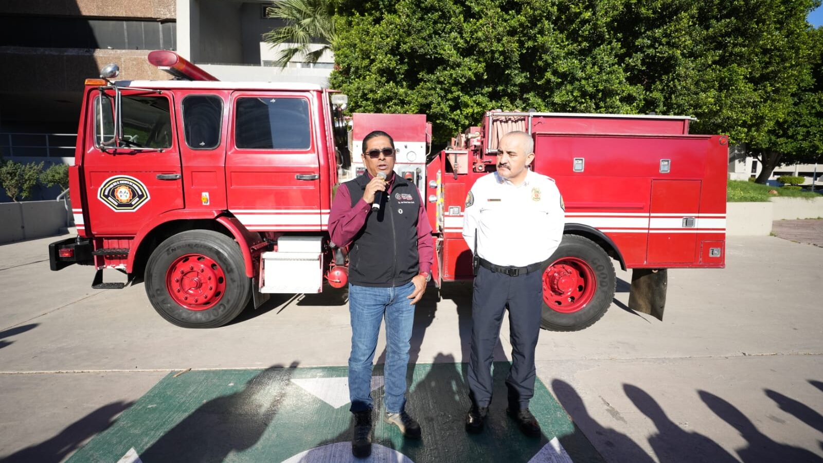 Diputado Molina hace entrega de la máquina compacta para incendios forestales.