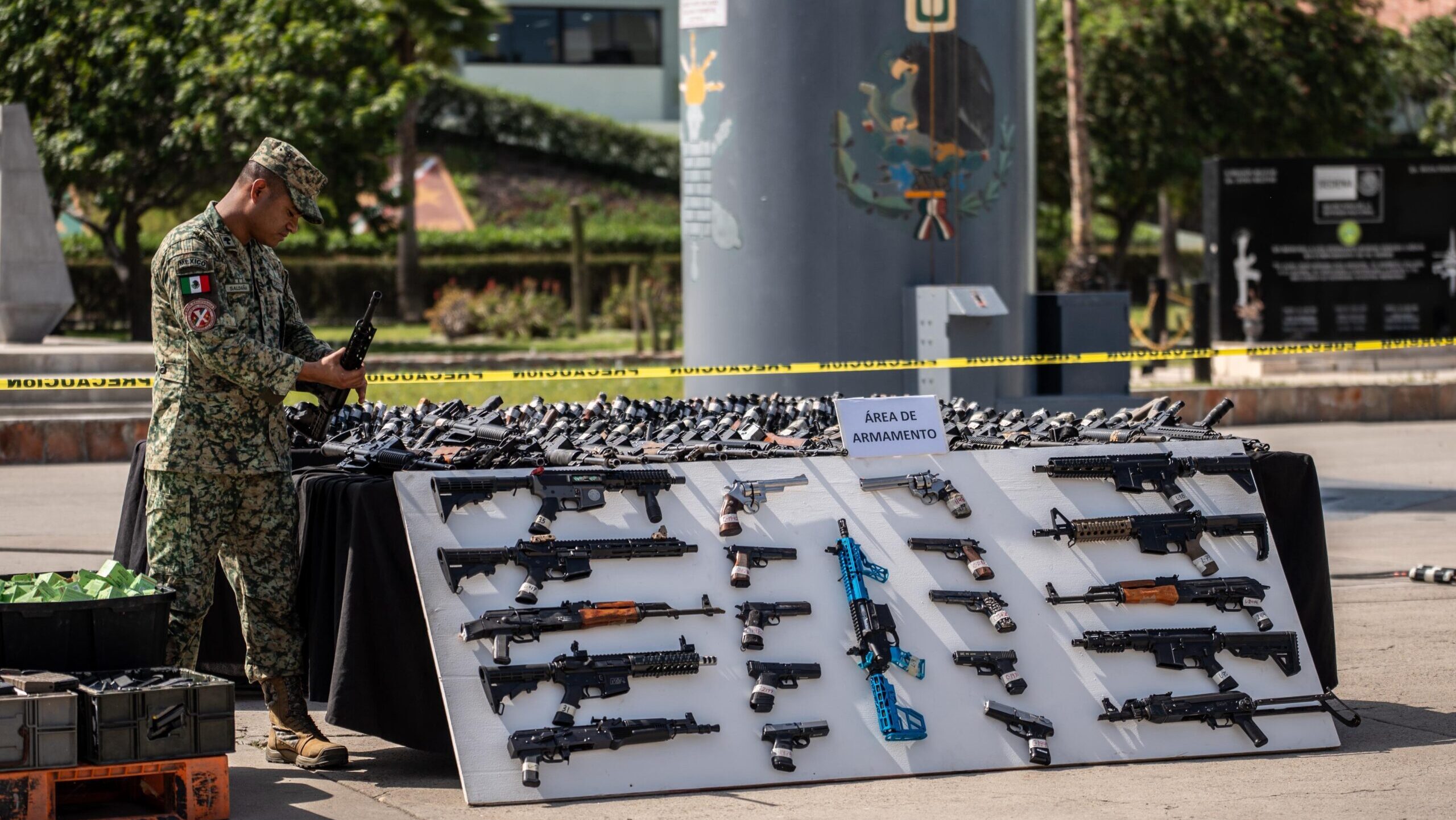 Fusiles de alto calibre entre los objetos destruidos por el Ejército.