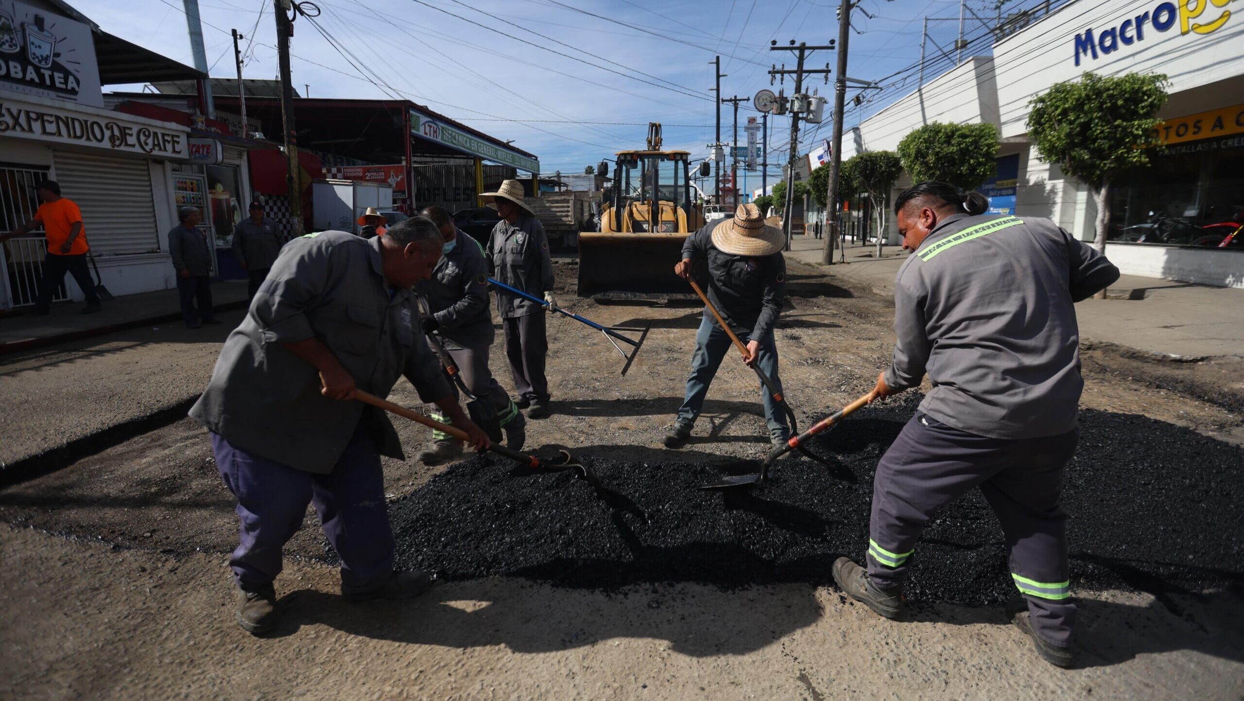 Obras de bacheo en el Oeste de Tijuana.