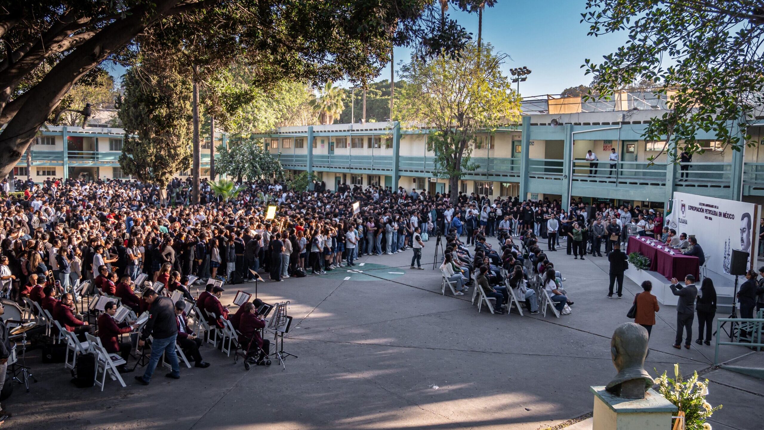 Ceremonia de la Expropiación petrolera en la preparatoria federal Lázaro Cárdenas.