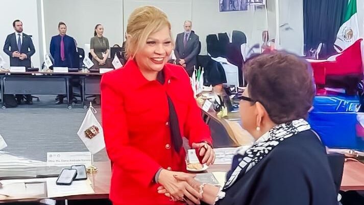 María Elena Andrade y Ernestina Godoy.