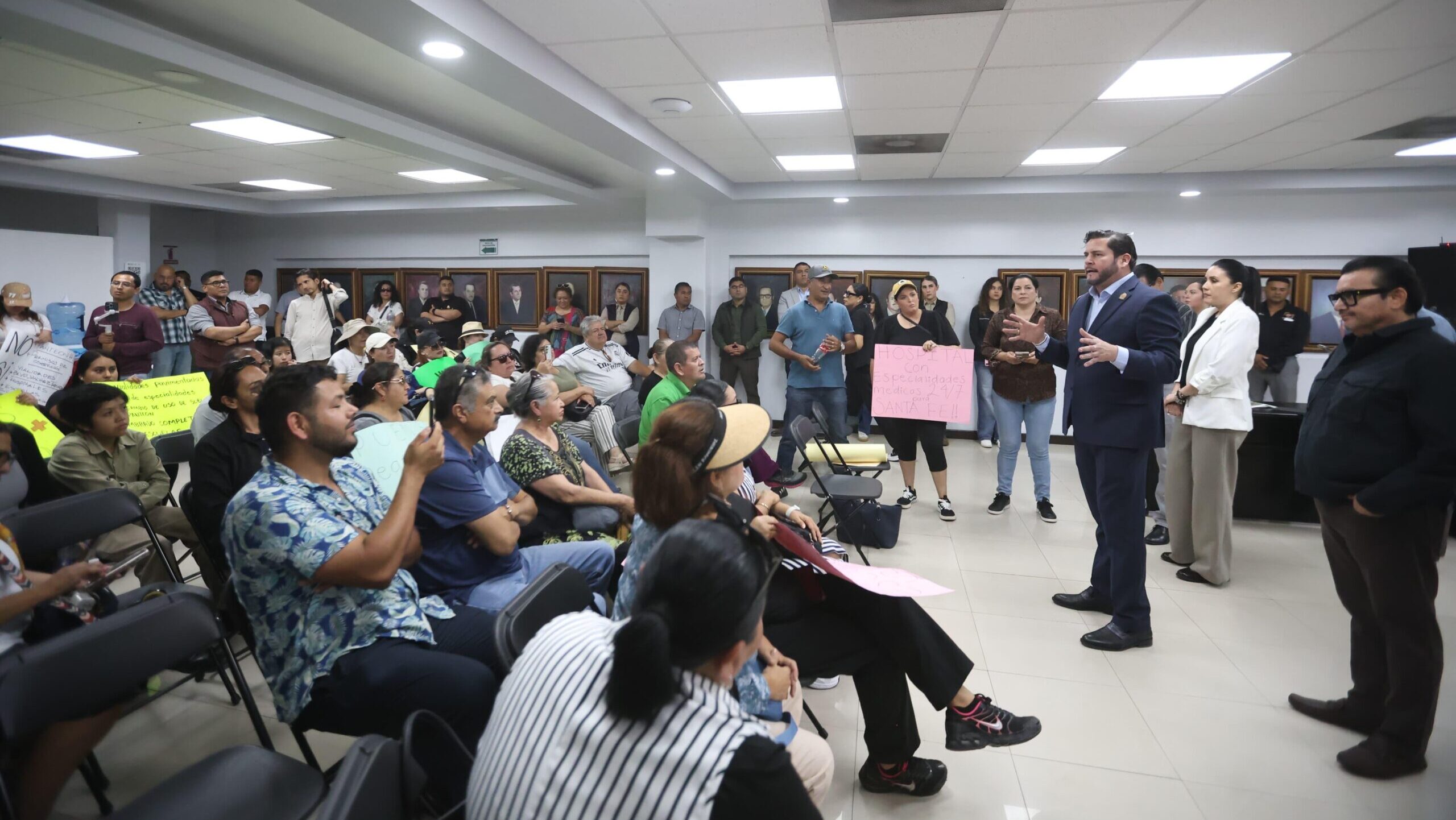 El alcalde Ismael Burgueño dialoga con residentes de Santa Fe.