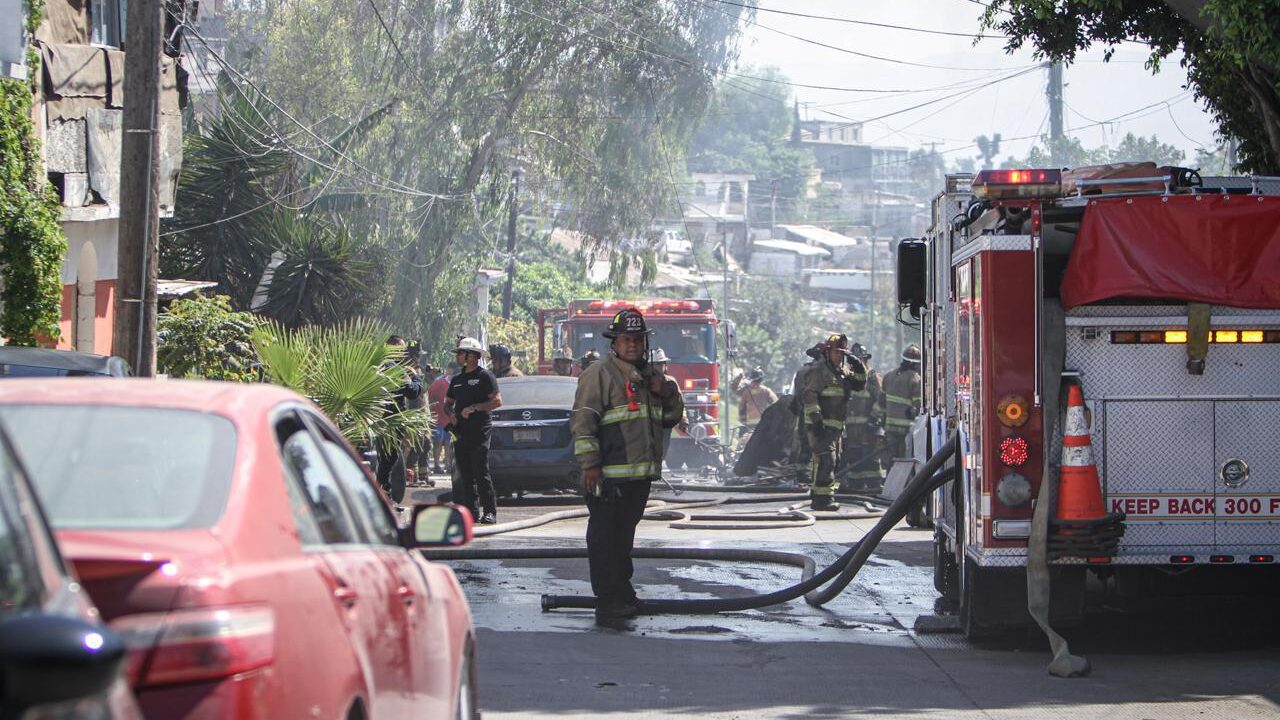 Bomberos apagan las llamas en una casa de El Pípila.