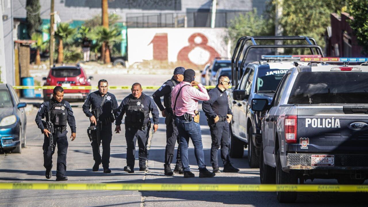 Policías resguardan la zona del ataque armado.
