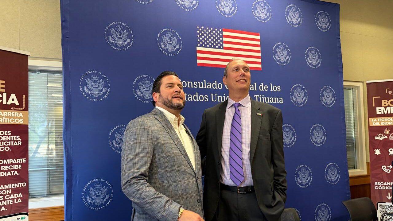 El alcalde Ismael Burgueño y el cónsul de EU, Christopher Teal.