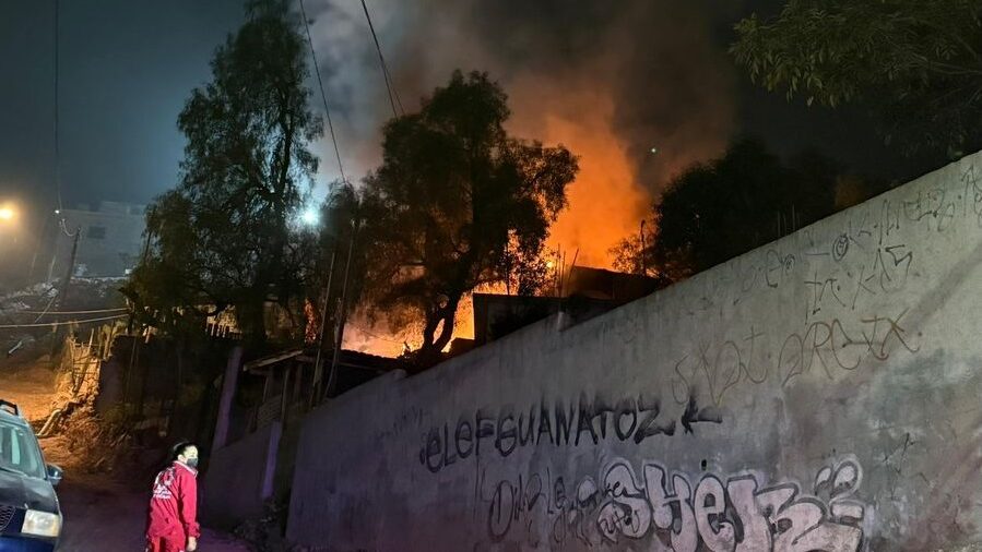 Bomberos contienen el fuego en la colonia Leandro Valle.
