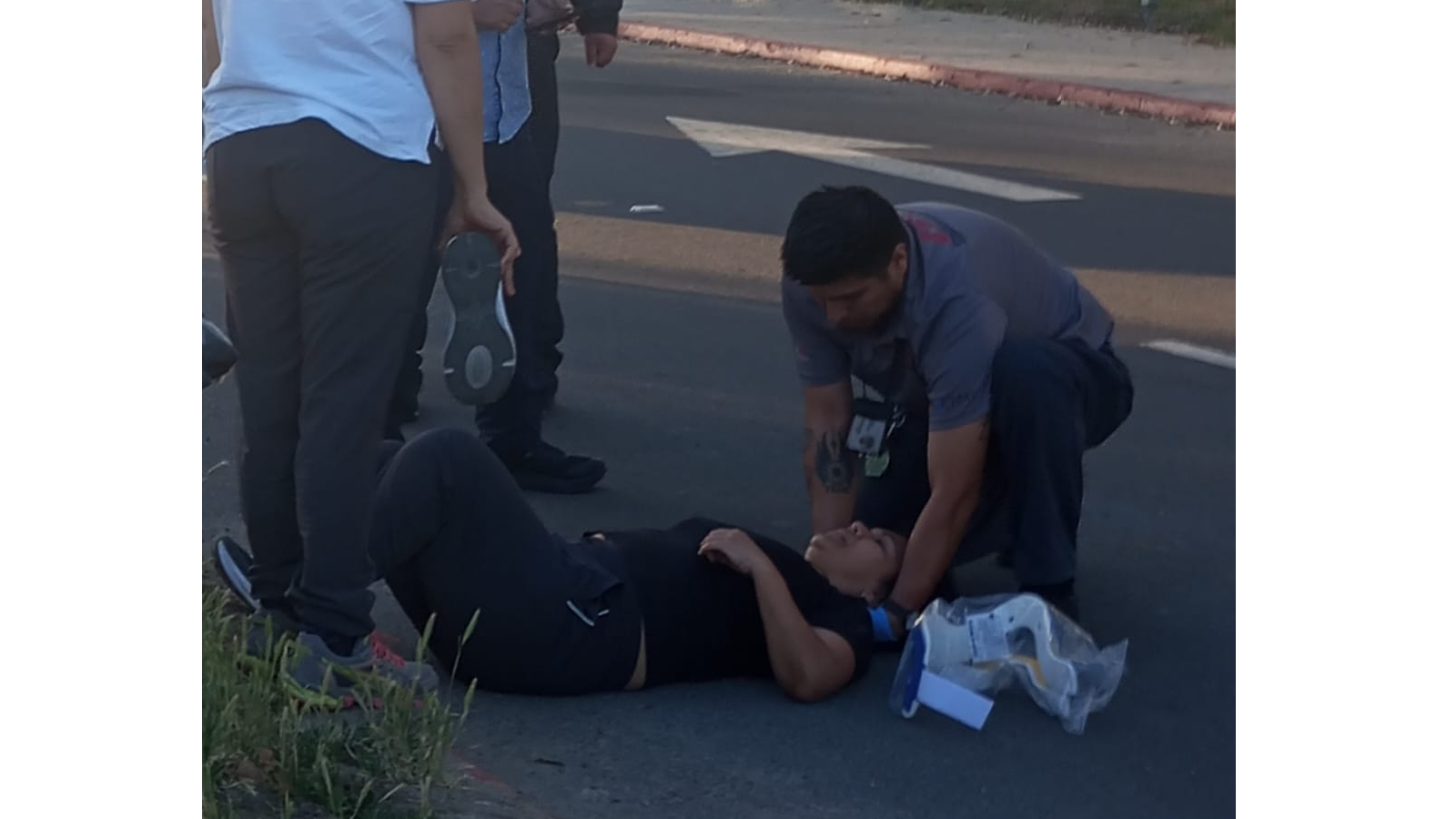 Un paramédico atiende a la mujer atropellada.
