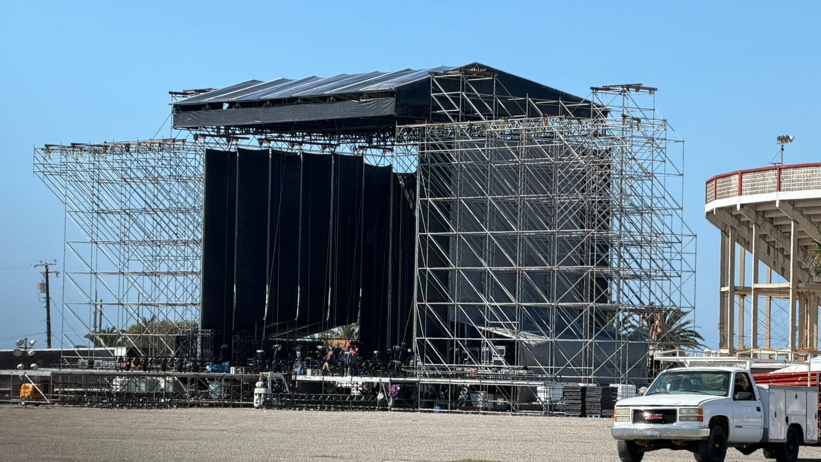 Escenario para el concierto de Carín León.