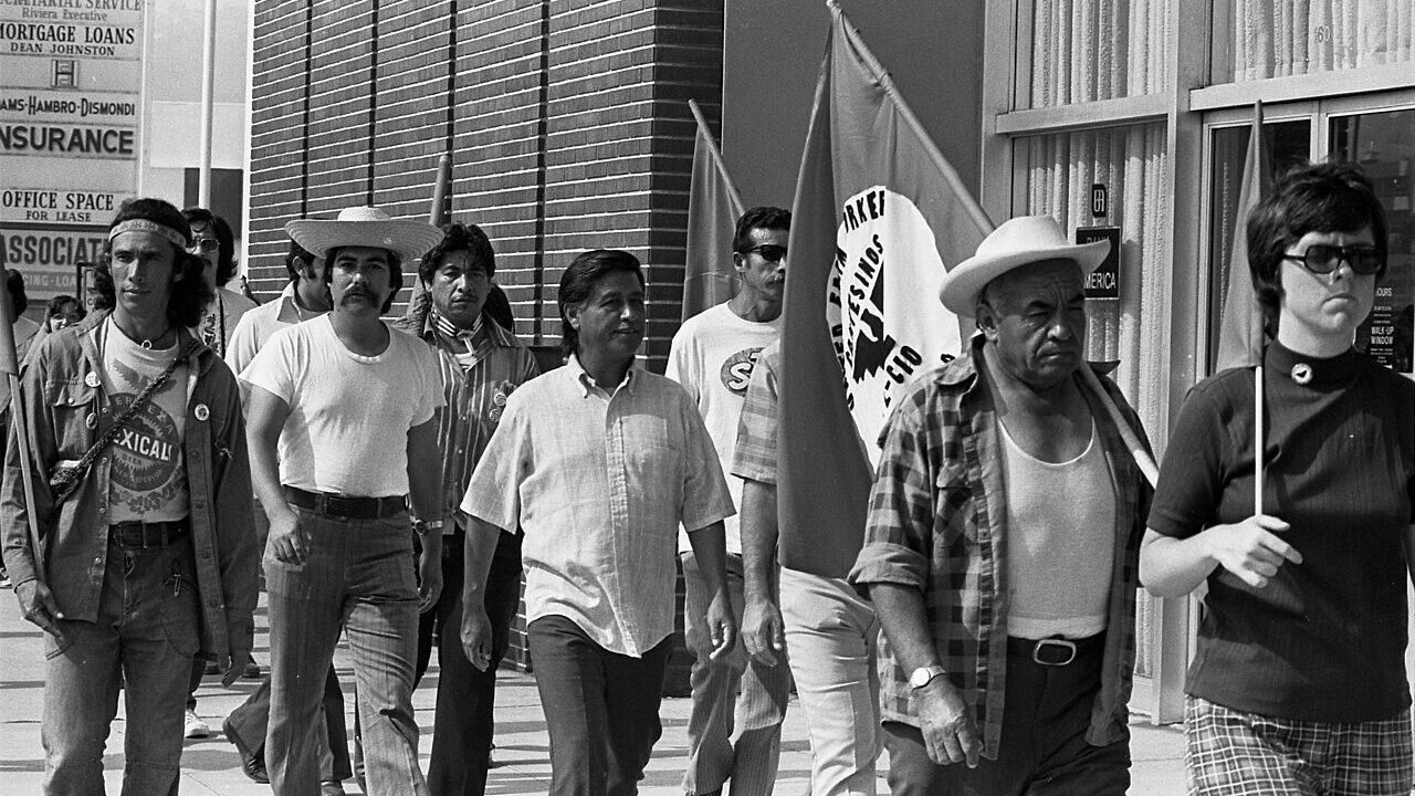 César Chávez al centro con el Sindicato de Trabajadores Agrícolas.