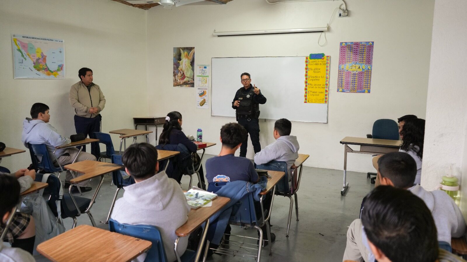 Los oficiales platicaron con los estudiantes del Colegio Cristóbal Colón.