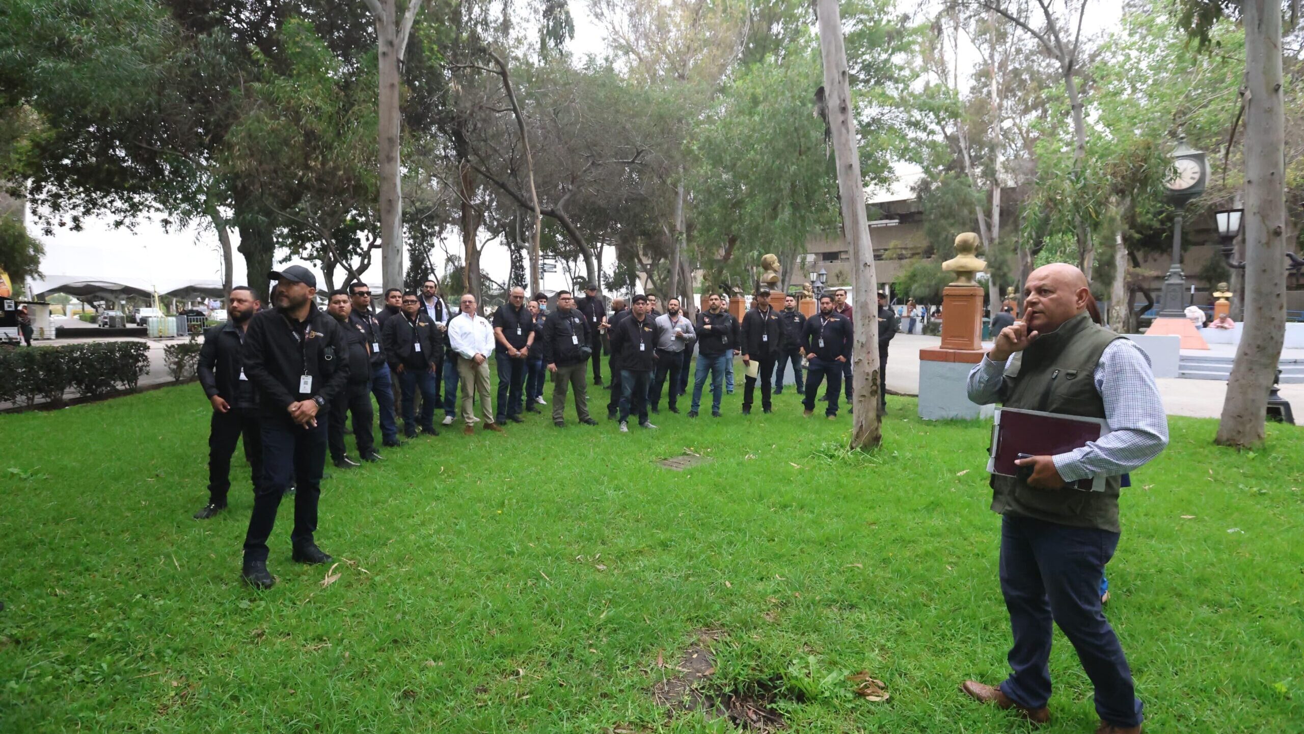 Inspectores de Reglamentos reciben capacitación sobre medio ambiente.