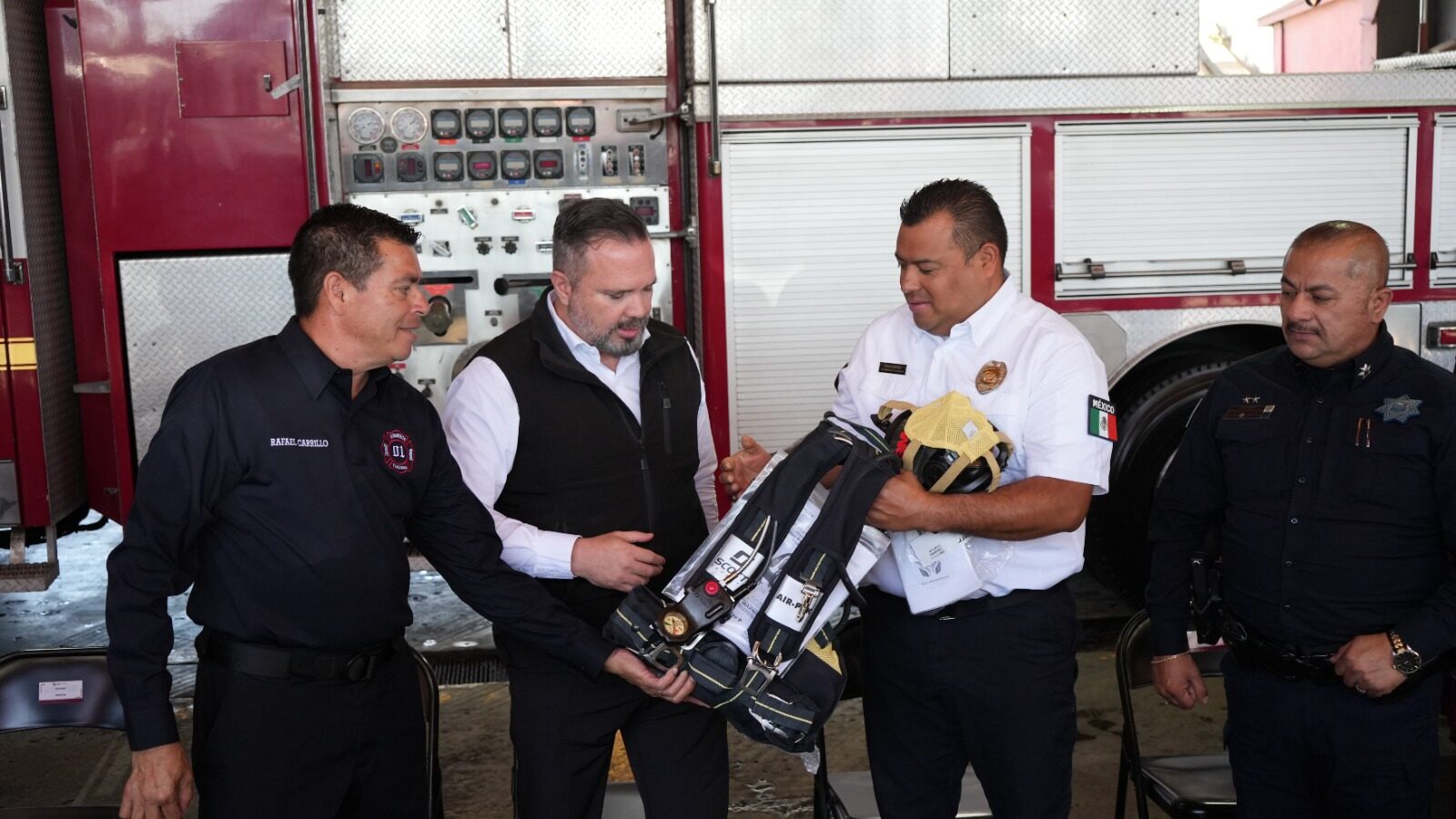 Entrega de equipo a bomberos de Tijuana