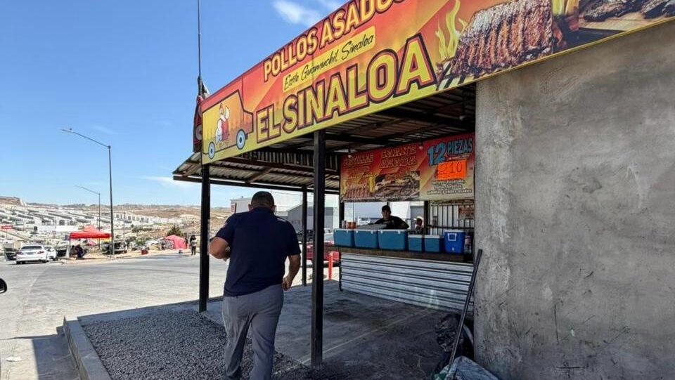 Negocios ocupan las banquetas en Santa Fe.