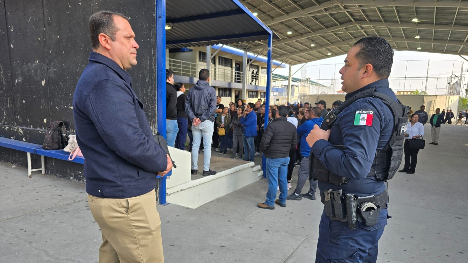 Policías presentes en la secundaria 16