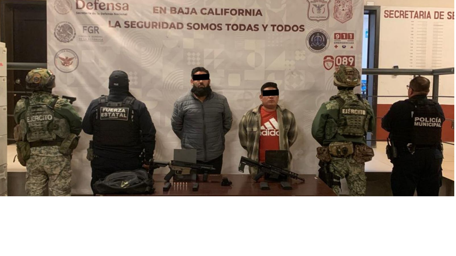 Dos sujetos portaban armas largas.