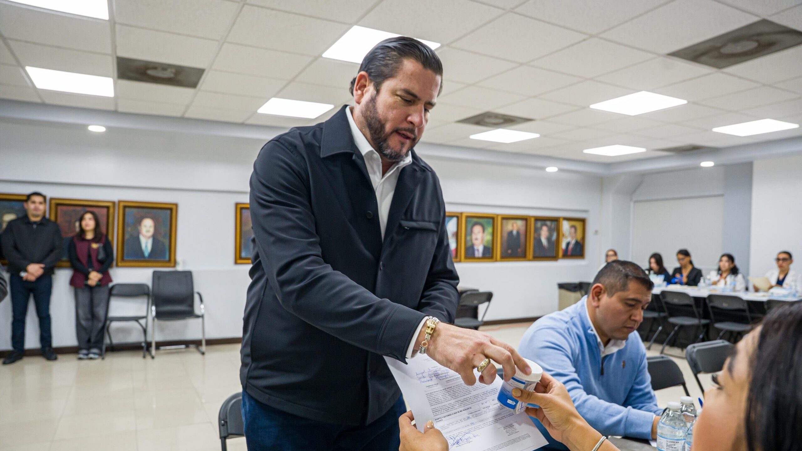 Ismael Burgueño entrega la muestra del examen antidoping.